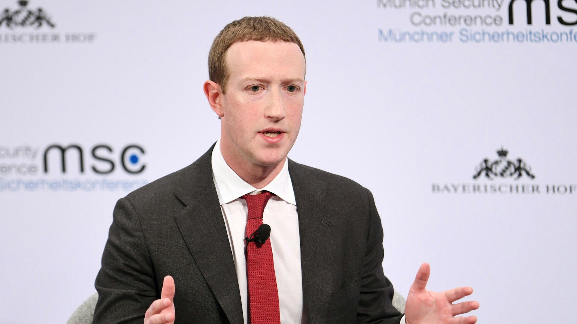 Mark Zuckerberg redet und gestikuliert.