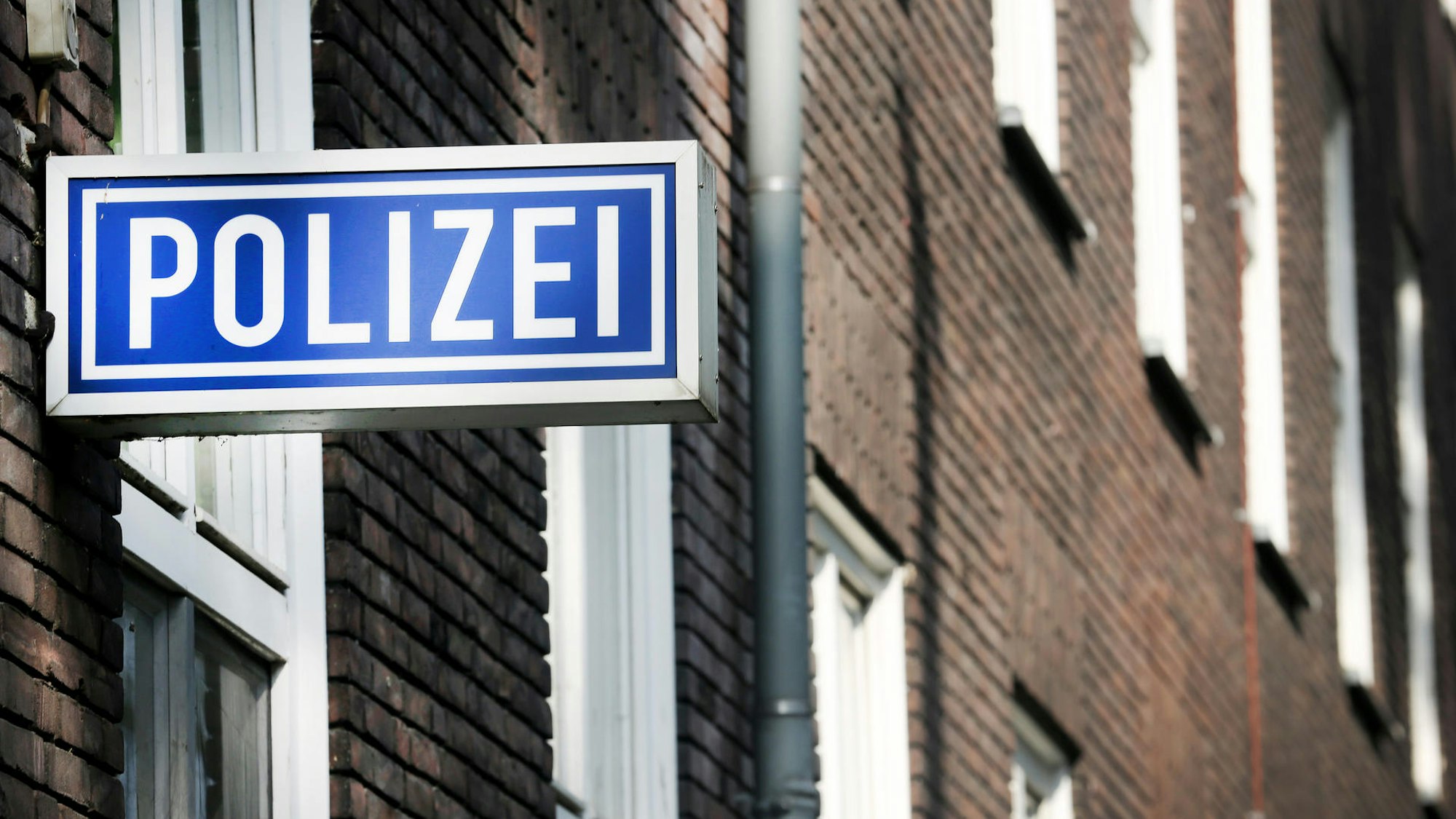 Das Schild einer Polizeiwache in NRW (Symbolfoto).