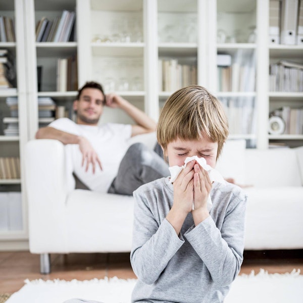 Vater_sitzt_auf_dem_sofa_Sohn_krank_davor