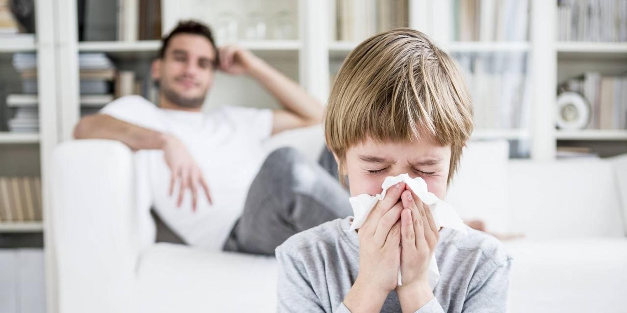 Vater_sitzt_auf_dem_sofa_Sohn_krank_davor