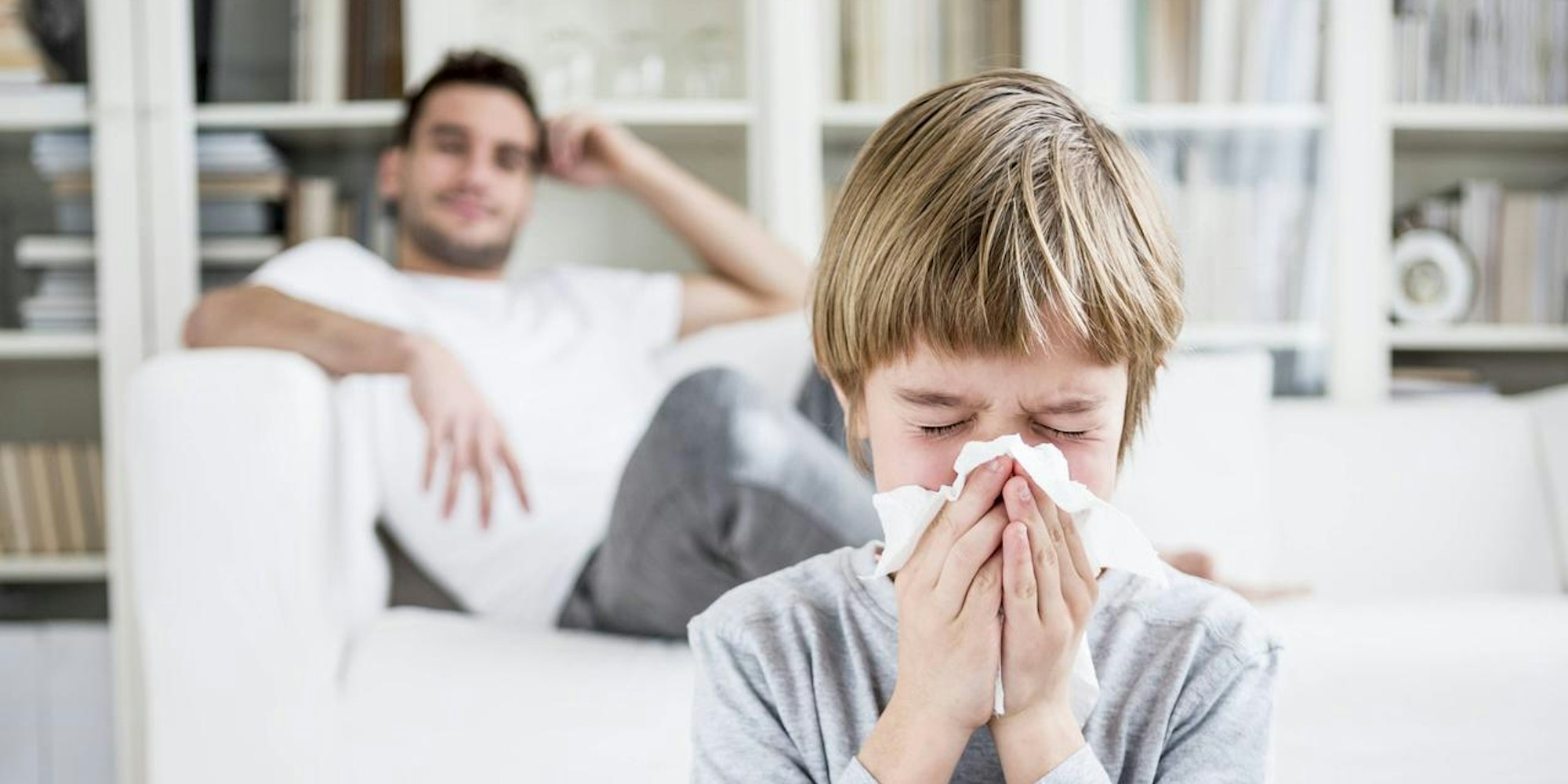 Vater_sitzt_auf_dem_sofa_Sohn_krank_davor