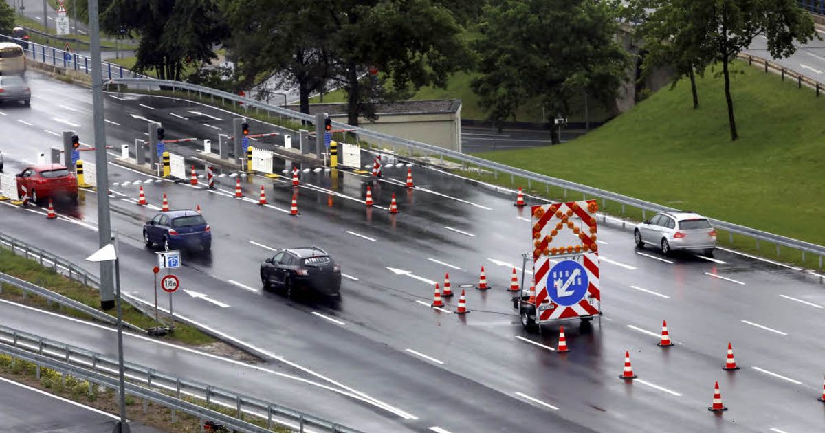 Flughafen Köln/Bonn: Abholer parken am Rand der Autobahn | Kölner Stadt