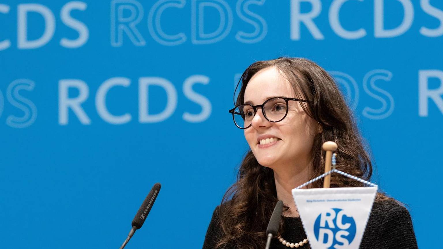 Aileen Weibeler steht am Rednerpult