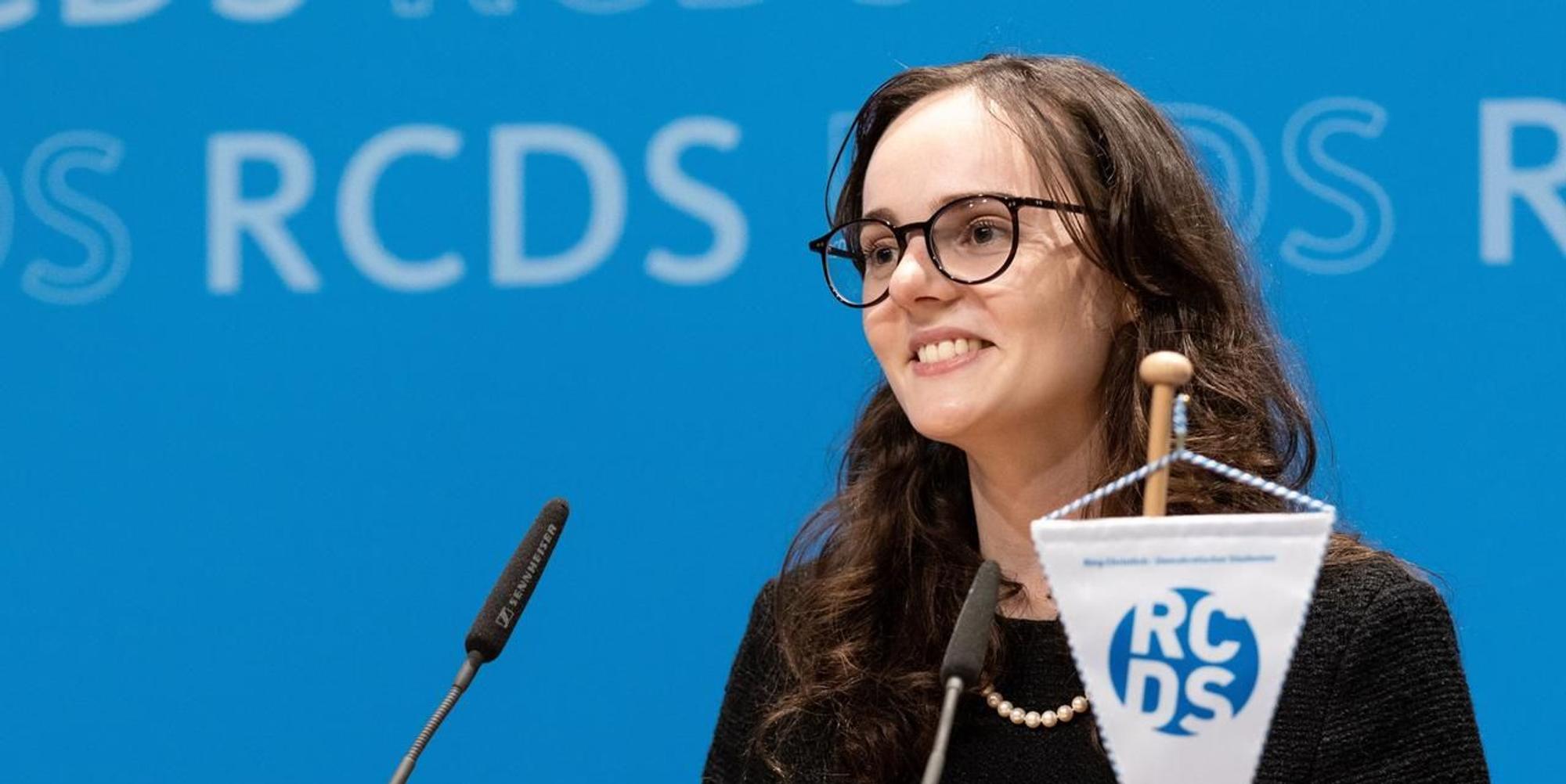 Aileen Weibeler steht am Rednerpult