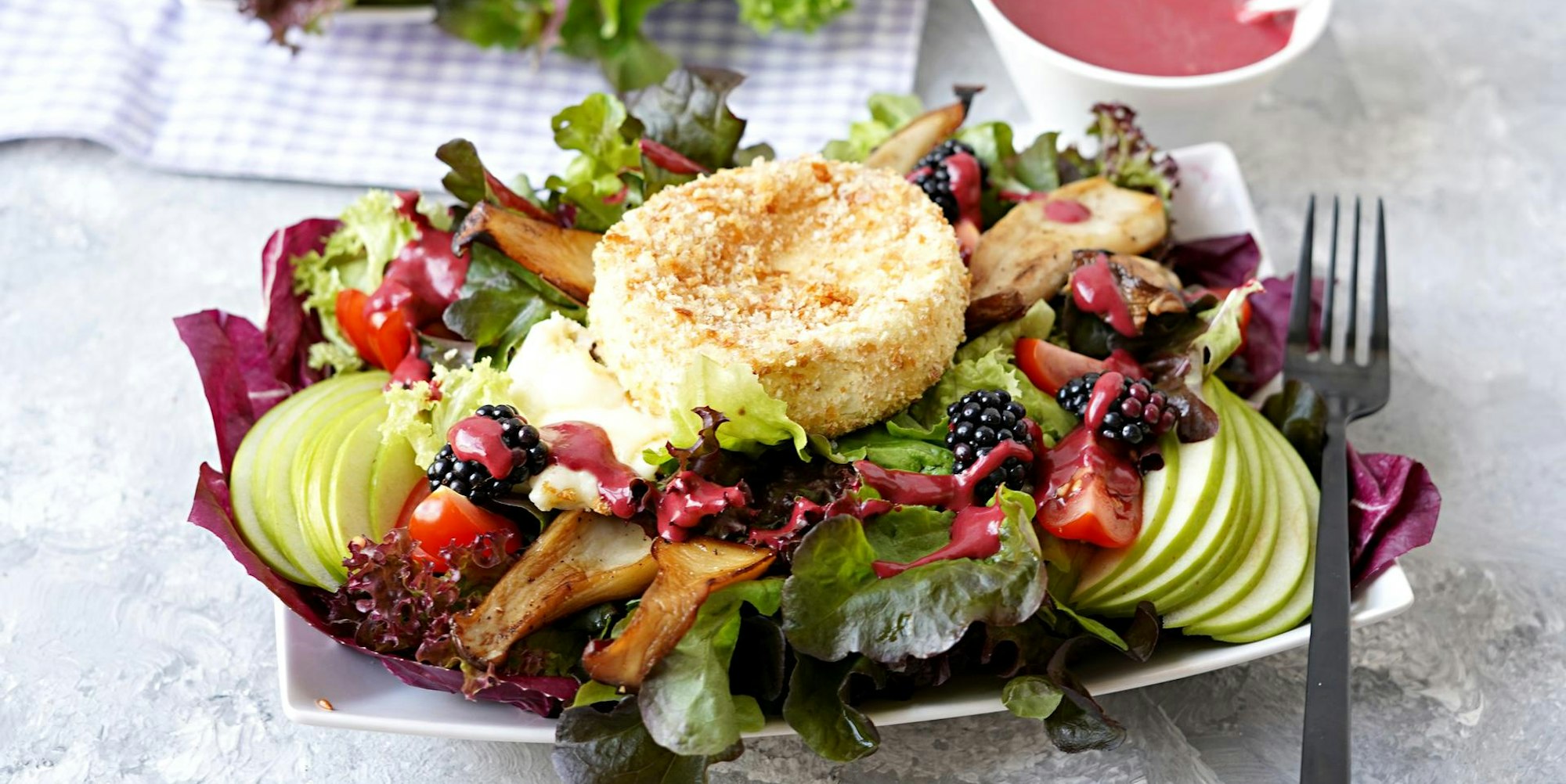 camembert salat mit brombeeren