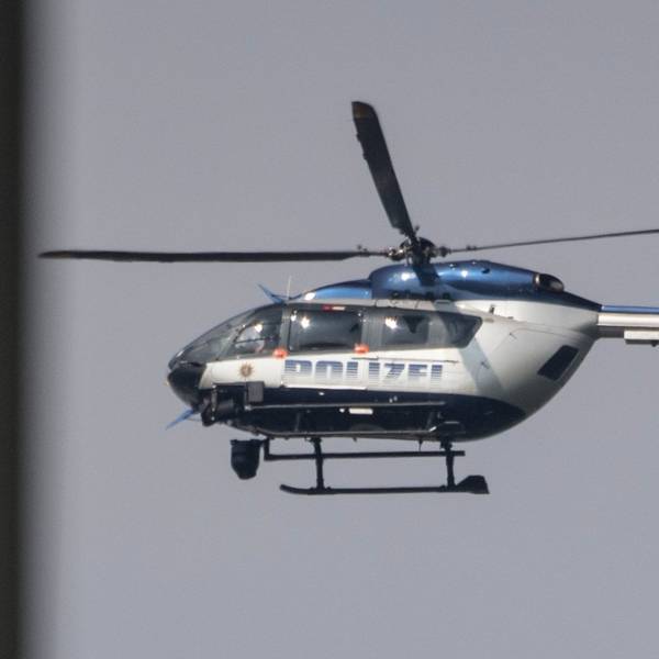 Polizeihubschrauber bei grauem Himmel Symbolbild dpa _1
