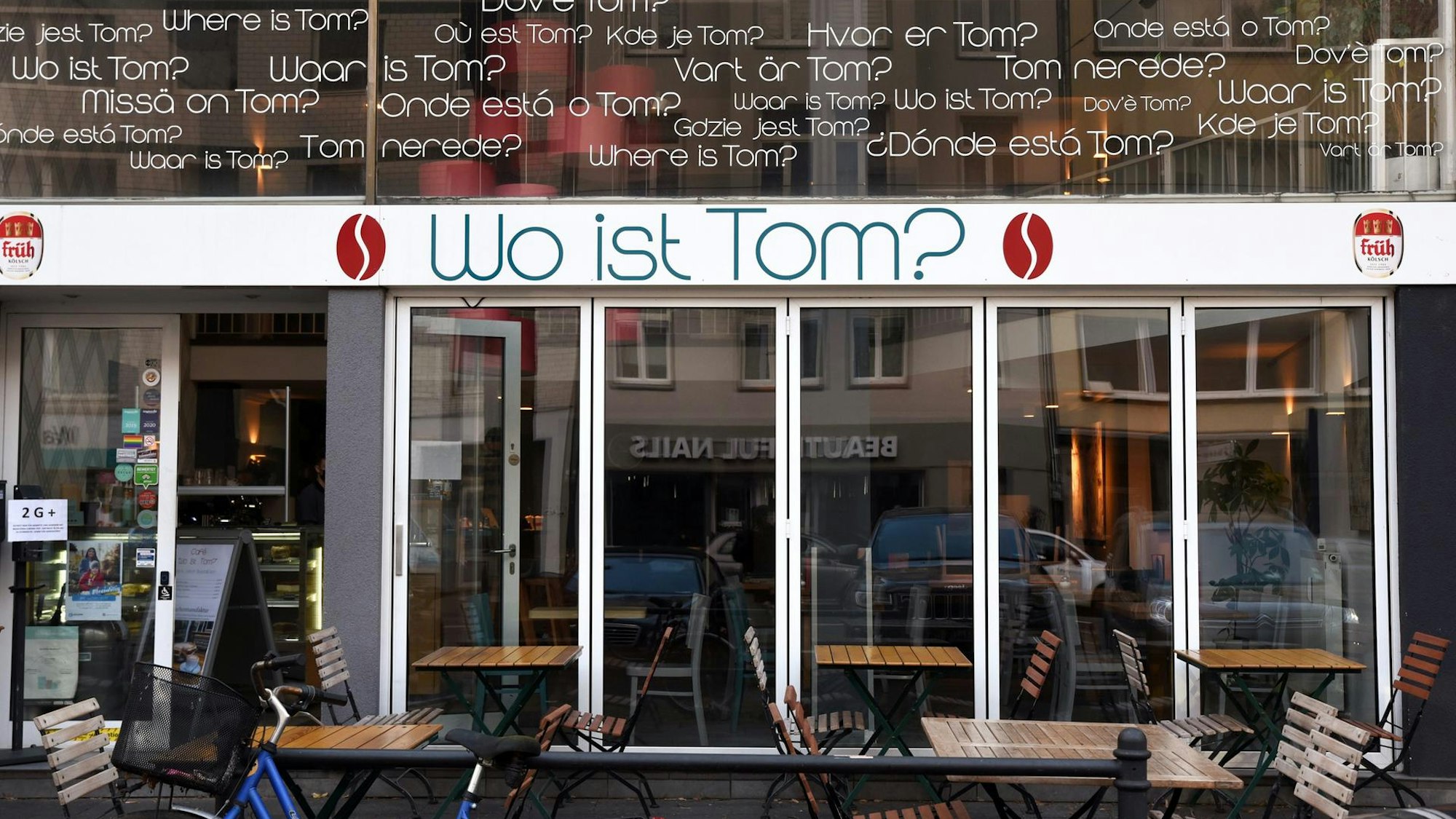 Tische und Stühle vor einem Café.