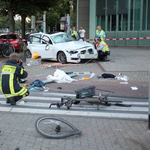 Raser Unfall aachener Straße