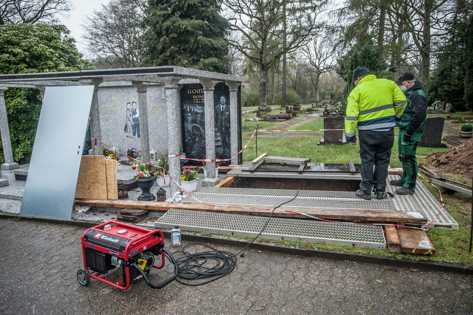 grossfamilie_beerdigung-vorber-LE-leverkusen07042021AL_4