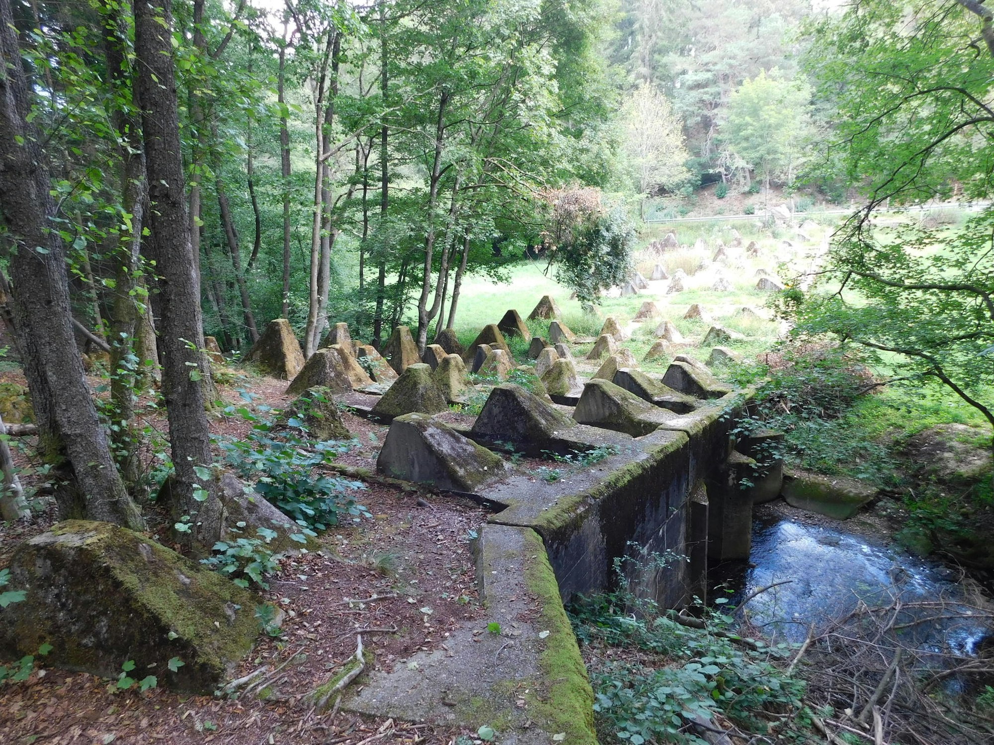 Westwall_Panzersperre_bei_Roetgen_AndreasHoerstemeier_CC2.0
