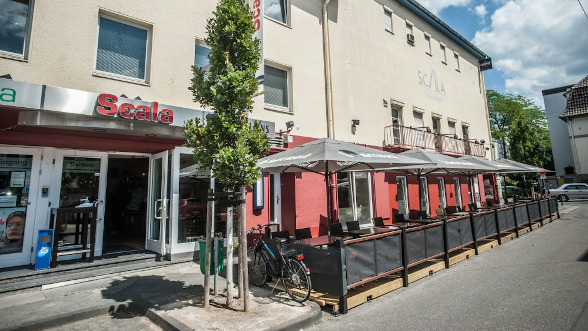 Blick auf das Scala mit geöffneter Außenfläche an der Straße.