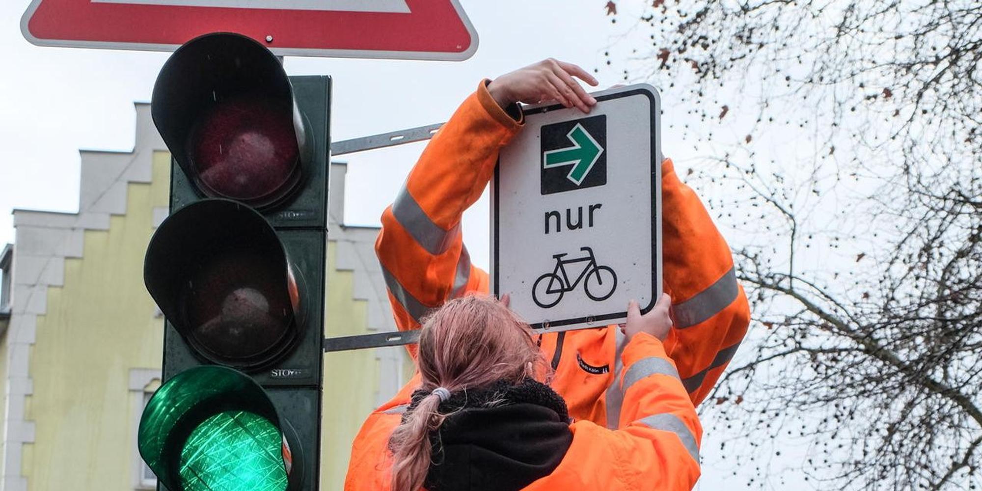 radfahrer grüner pfeil