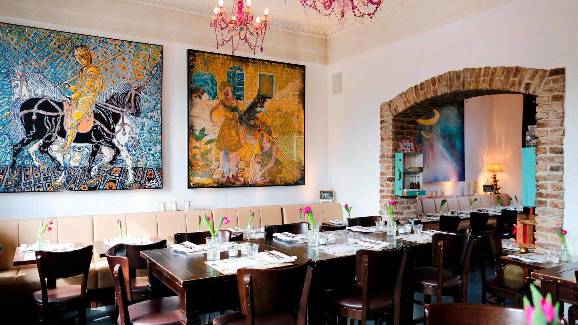 Das Le Bistrot 99 von innen mit moderner Einrichtung und Gemälden