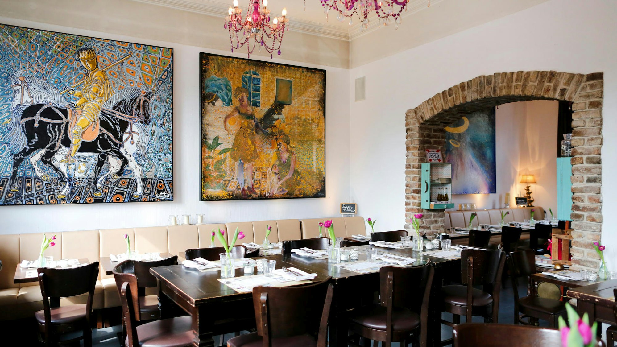 Das Le Bistrot 99 von innen mit moderner Einrichtung und Gemälden