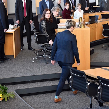 Susanne Hennig-Wellsow wirft Blumenstrauß