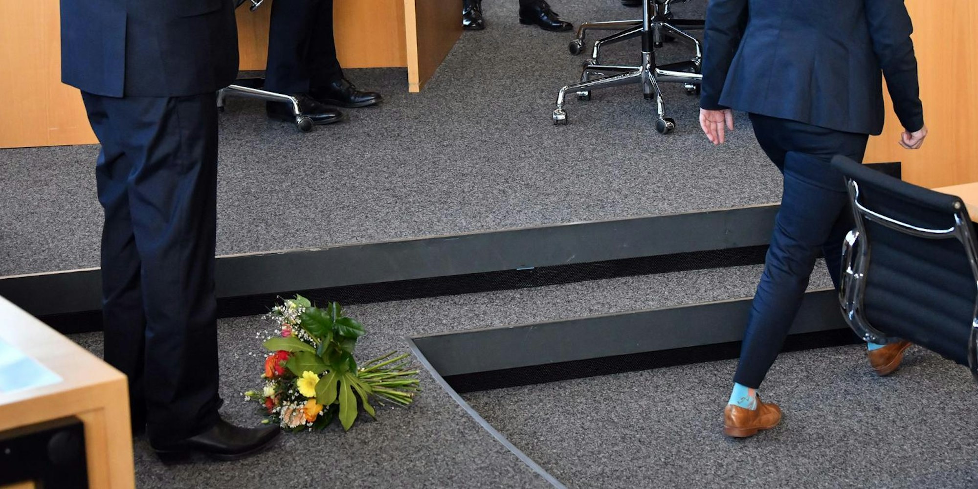 Susanne Hennig-Wellsow wirft Blumenstrauß