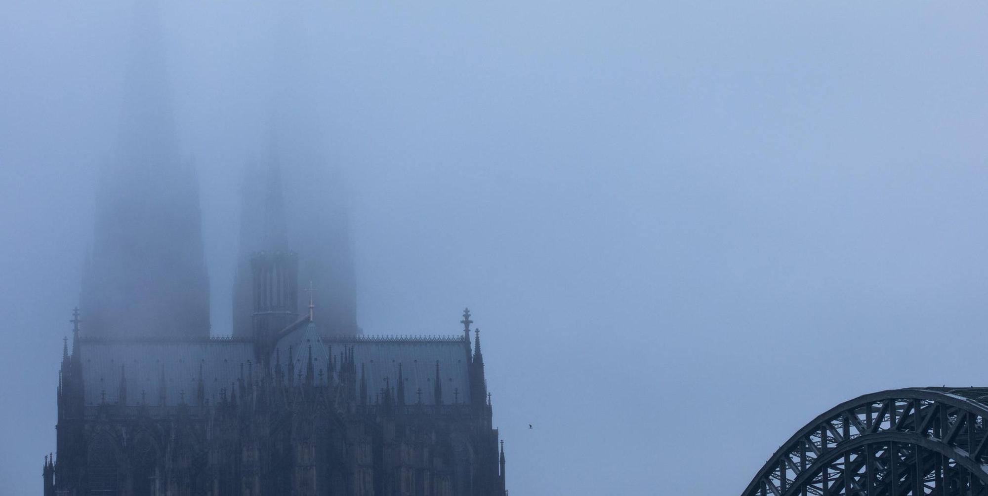 Dom im Nebel dpa