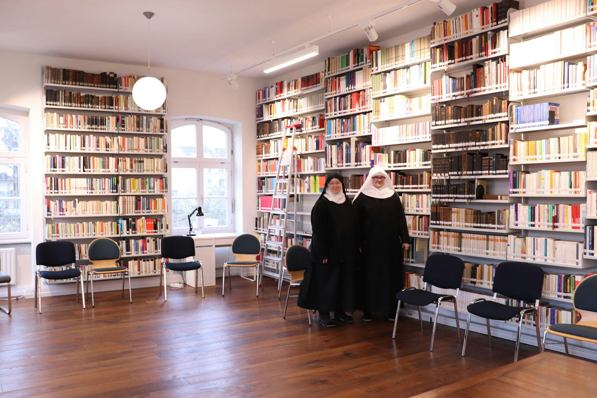 klosterbibliothek mit der Bibliothekarin Sr. Nathanal