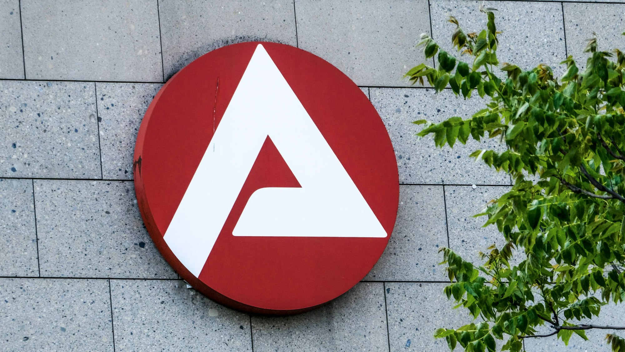 Ein weißes A auf rotem Untergrund: das Logo der Arbeitsagentur.