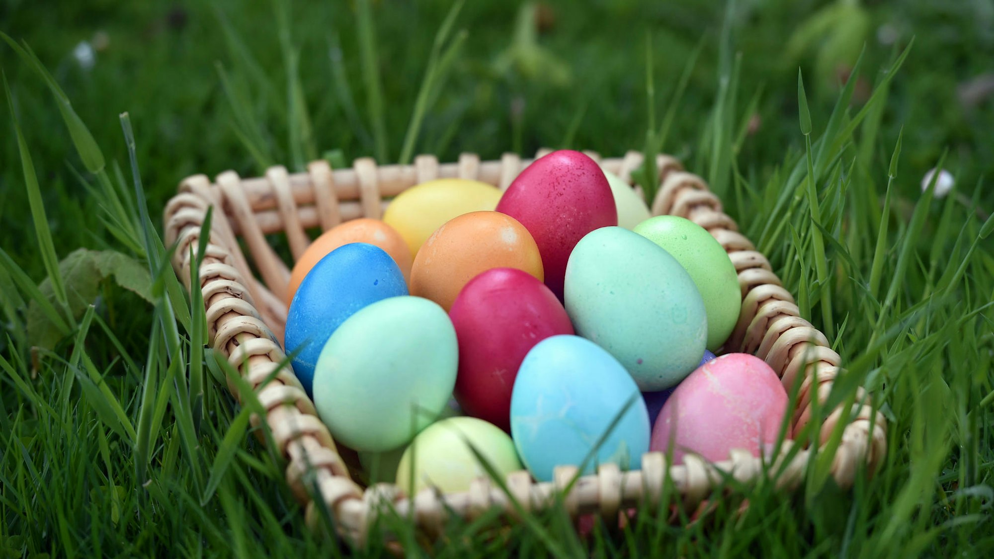 Bunte Ostereier im Korb. (Symbolfoto)