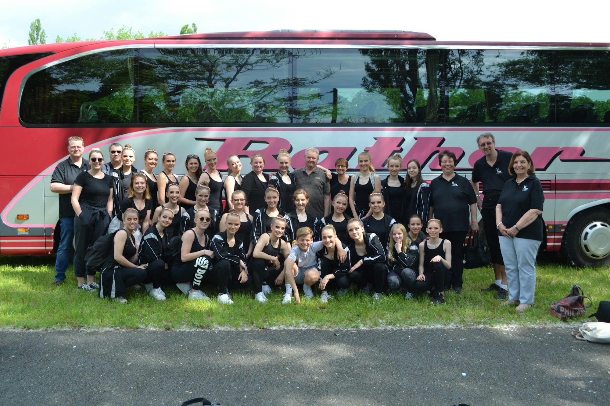 Junioren 12-15 mit Betreuern und Fans © iig