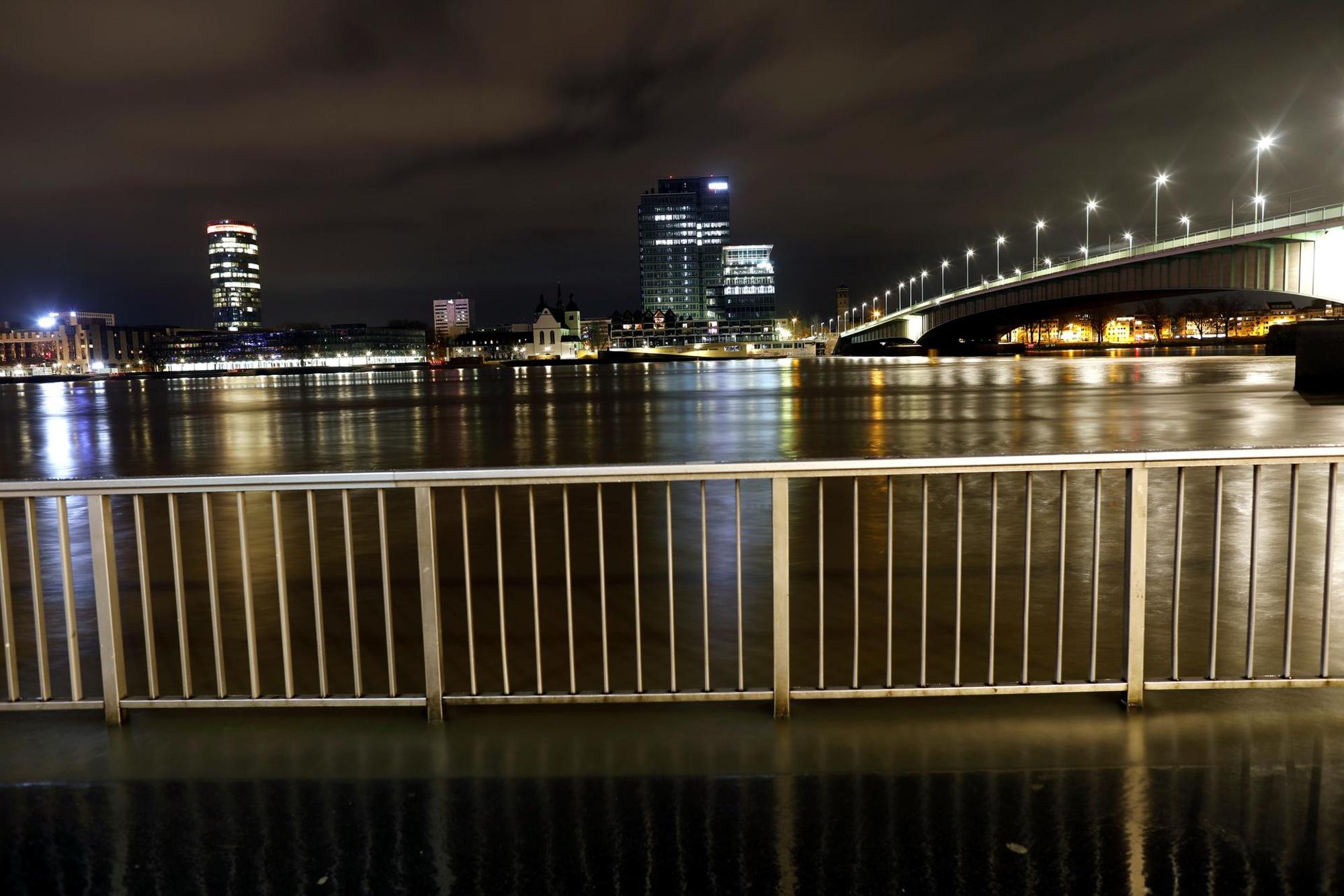 Hochwasser Dienstagnacht Deutzer Brücke