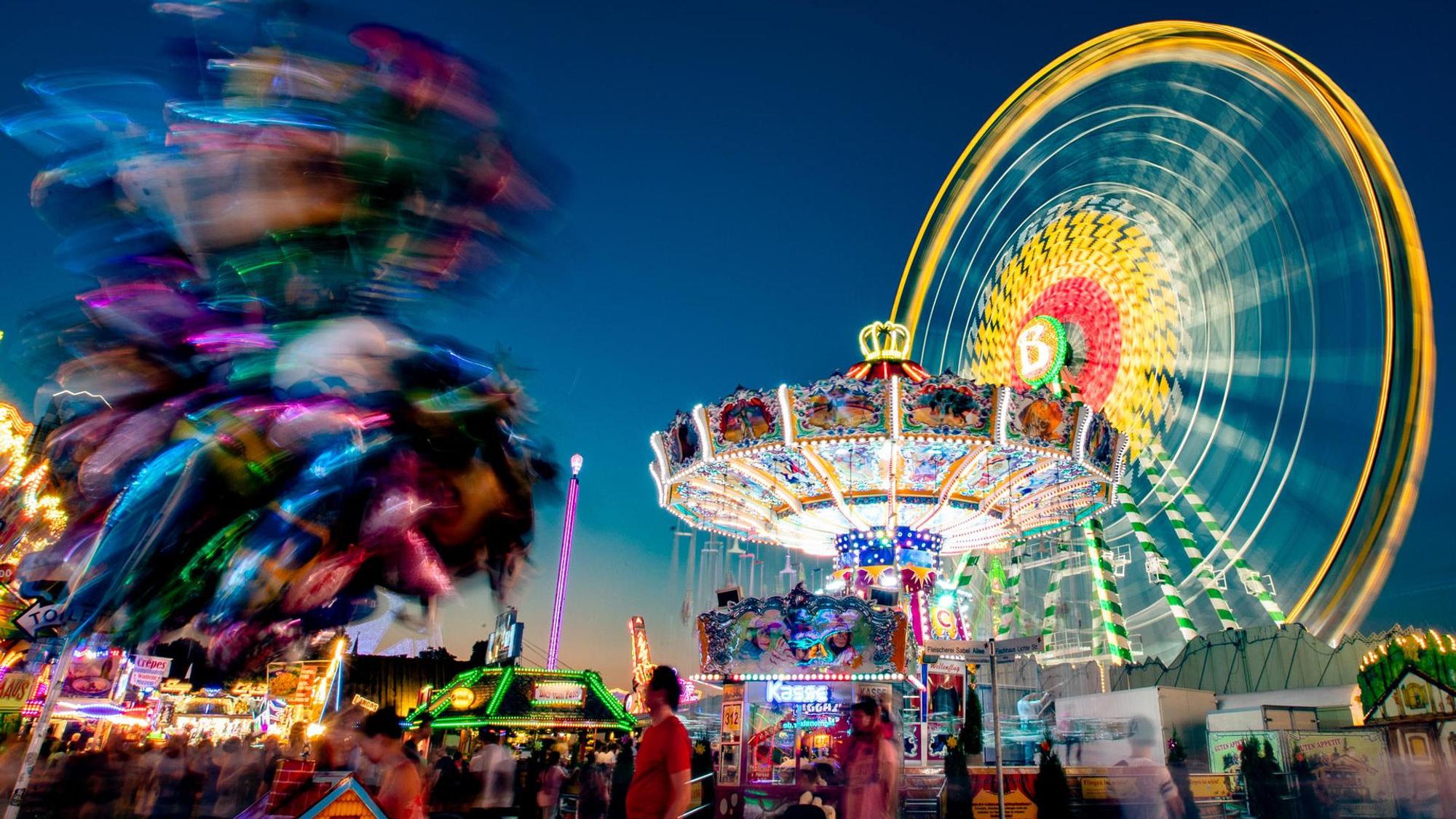 Fahrgeschäfte auf einer Kirmes