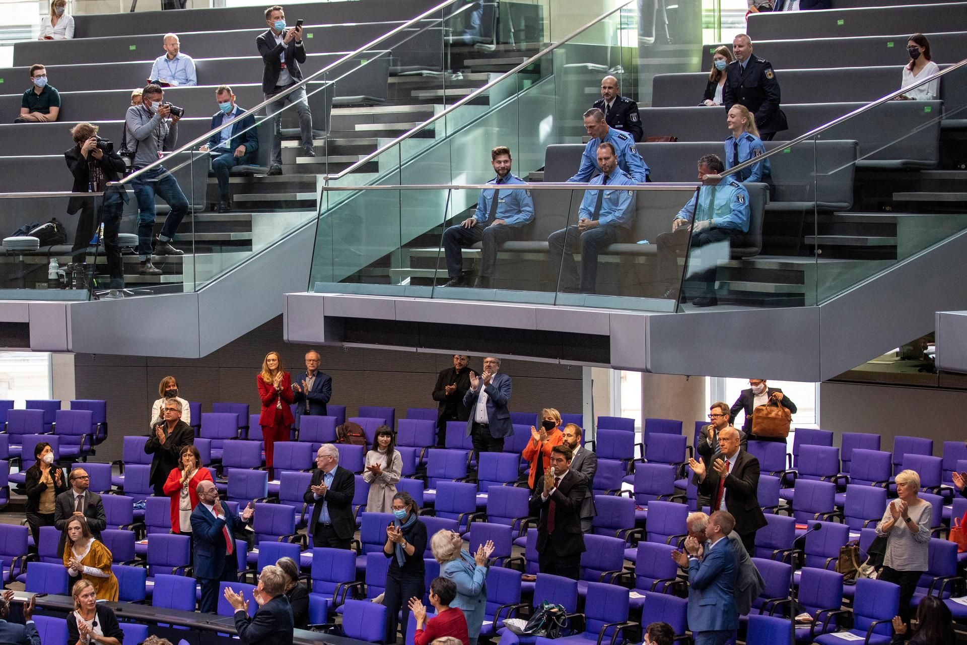 Polizisten Bundestag Applaus