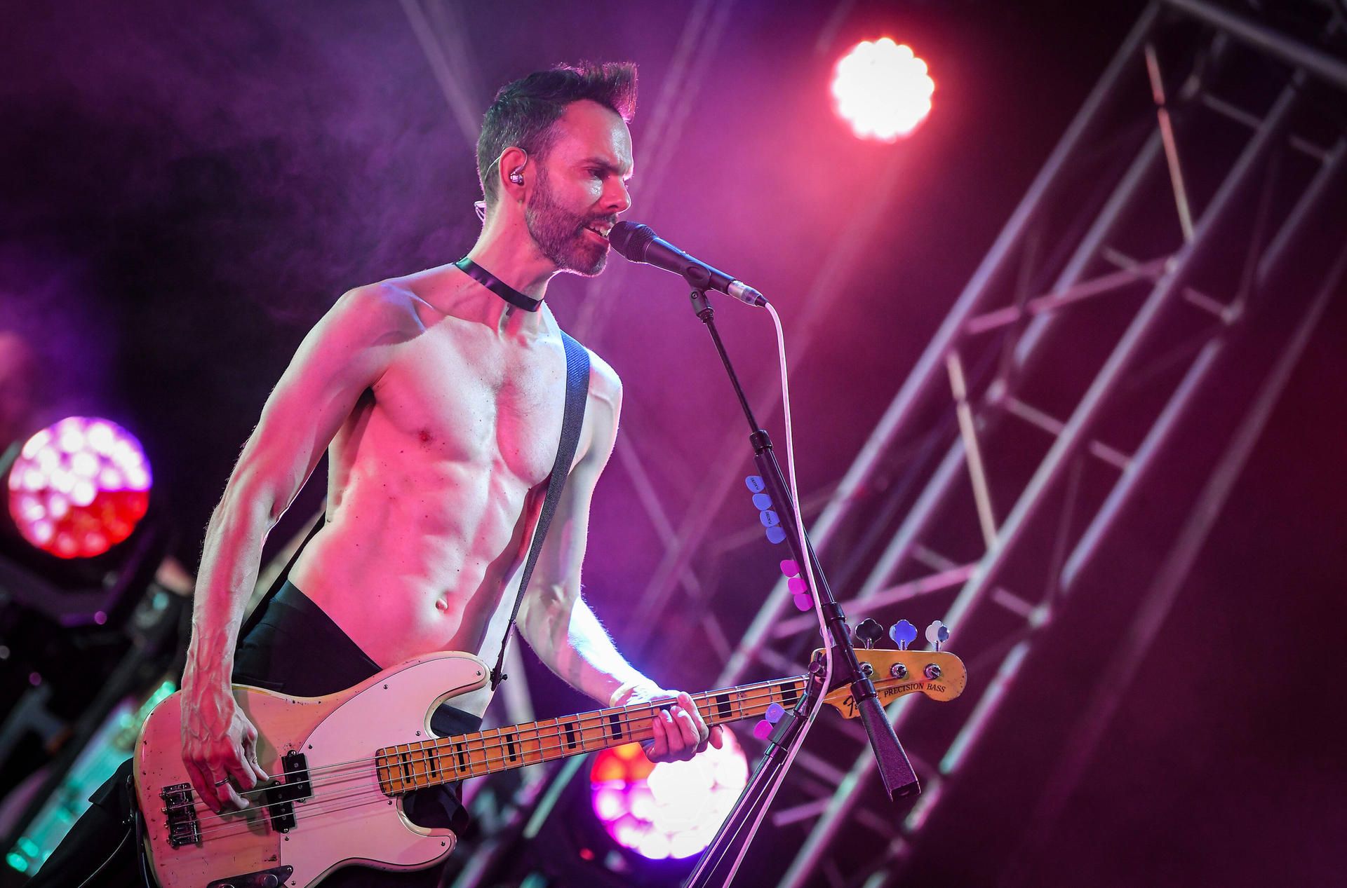 Zieht auf der Bühne auch schon mal blank: Stefan Olsdal an der Gitarre bei Placebo. Hier bei einem Konzert im Sommer in Zagreb.