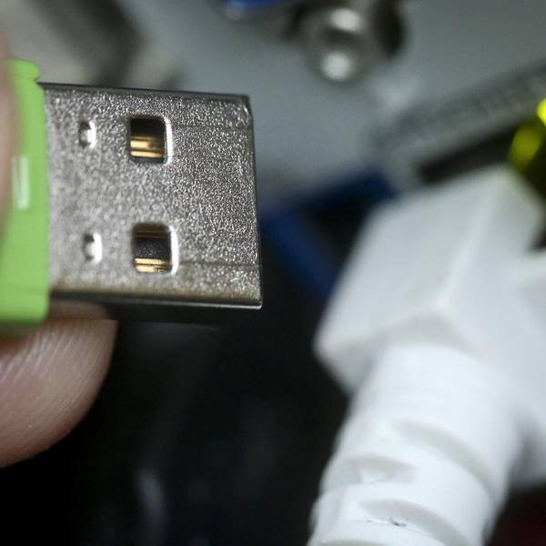 USB-Stick_wird_in_USB-Port_gesteckt