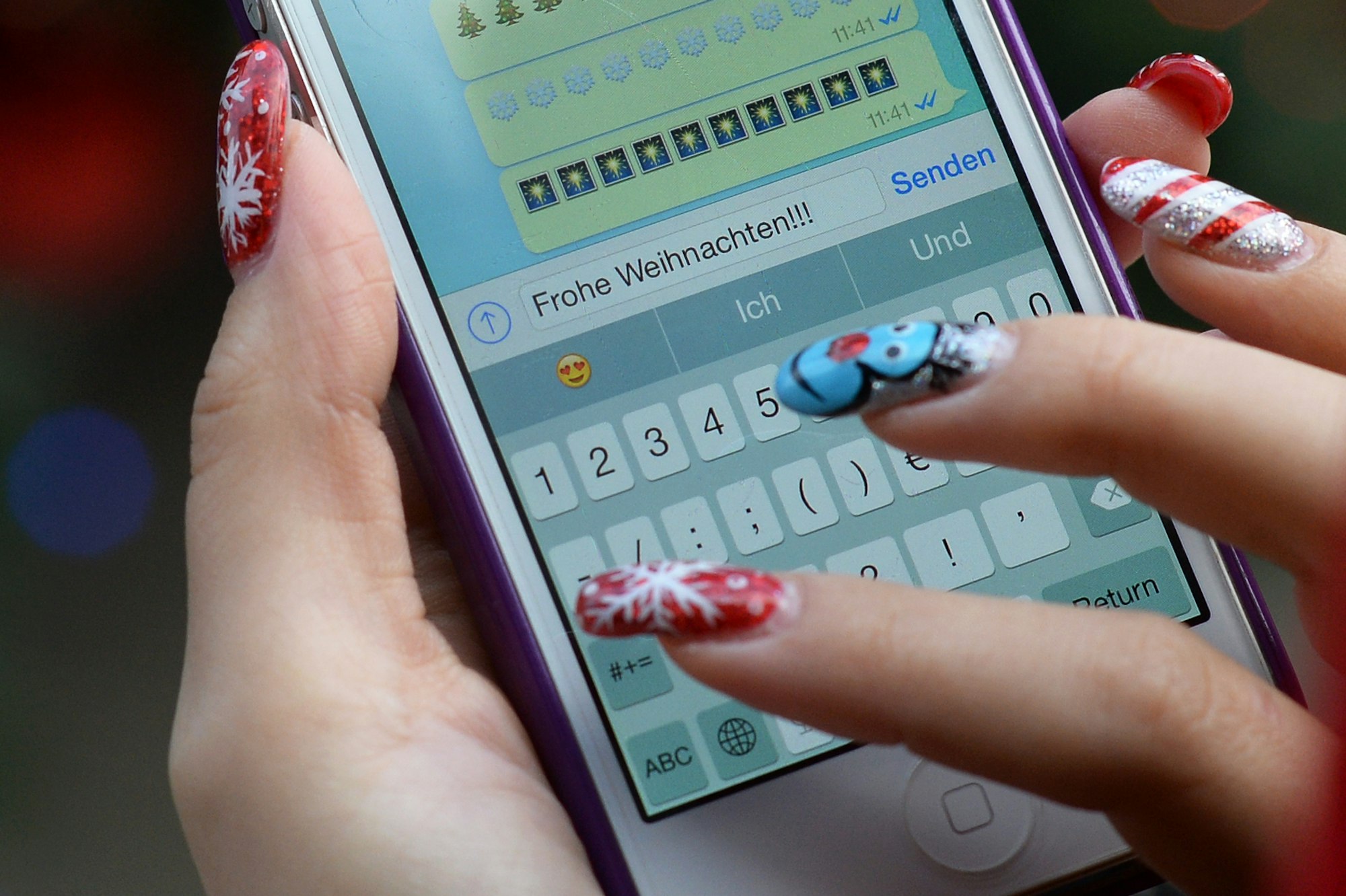Frau-tippt-Frohe-Weihnachten-auf-einem-Smartphone-Whatsapp