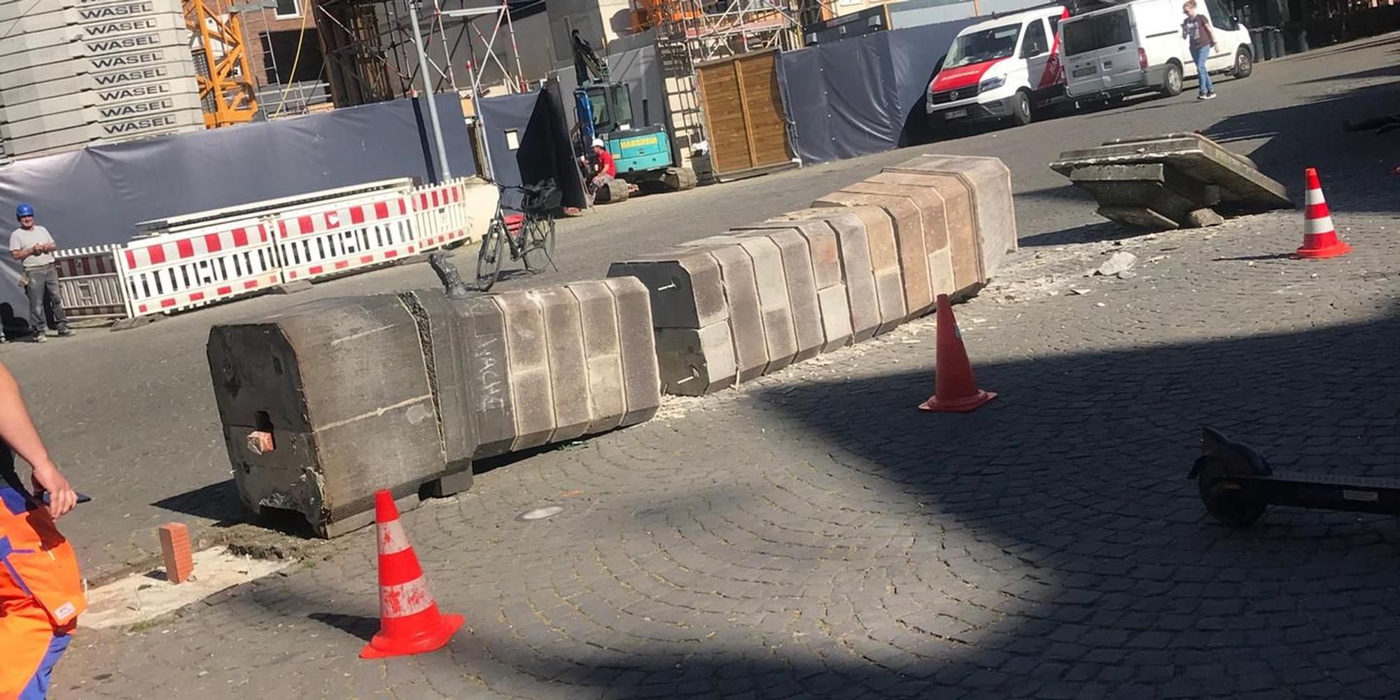 Steinerne Pumpe Alter Markt umgefallen