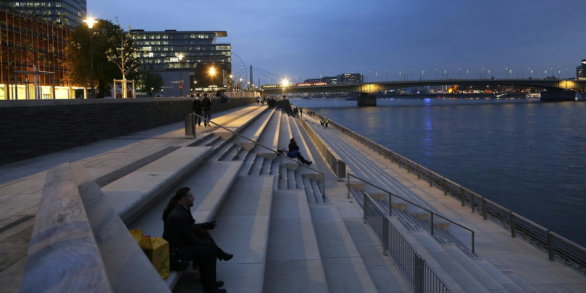 Rheinboulevard abends