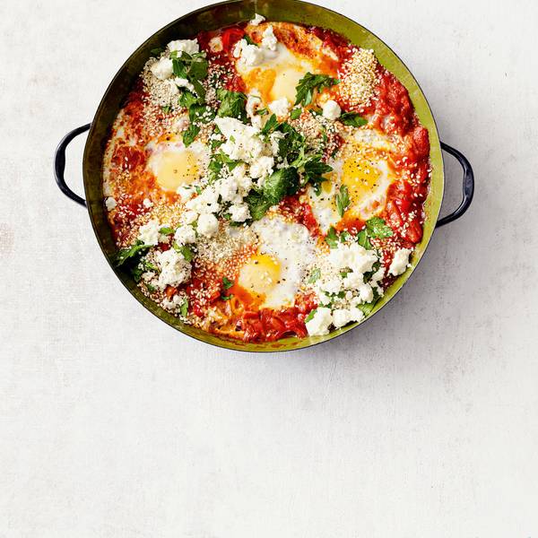 Lecker angerichtetes Shakshuka in einer Pfannenschüssel