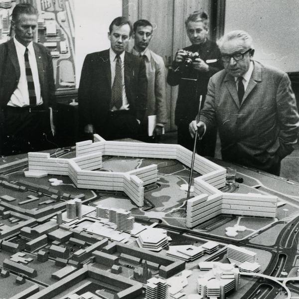 Architekten betrachten mit dem Planungsamtsleiter