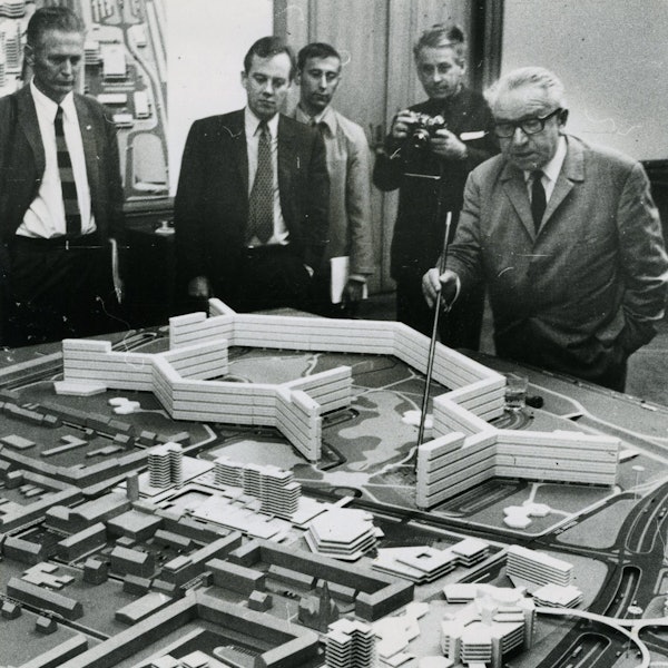 Architekten betrachten mit dem Planungsamtsleiter