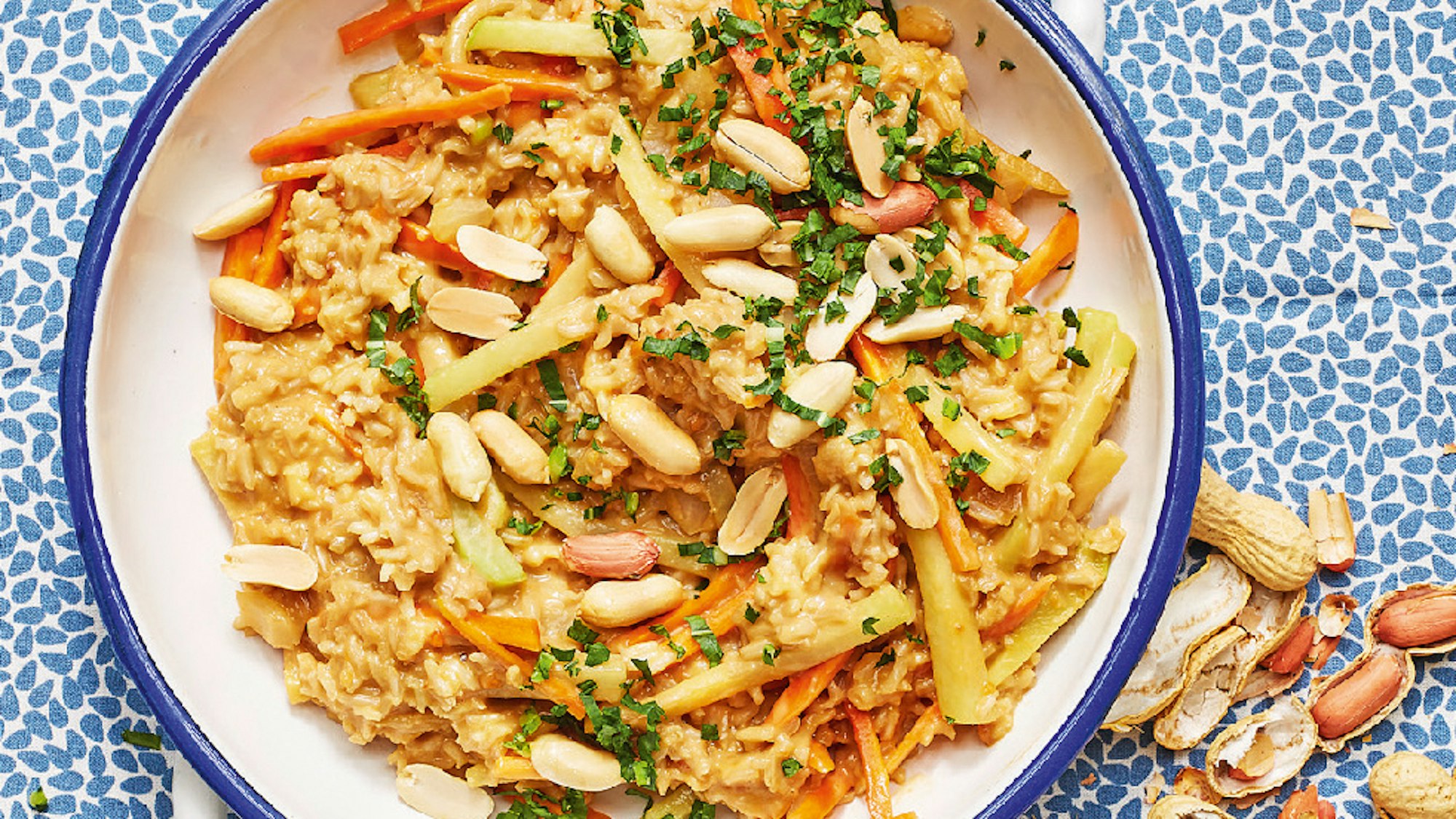 Möhren-Kohlrabi-Gemüse und Erdnusssauce