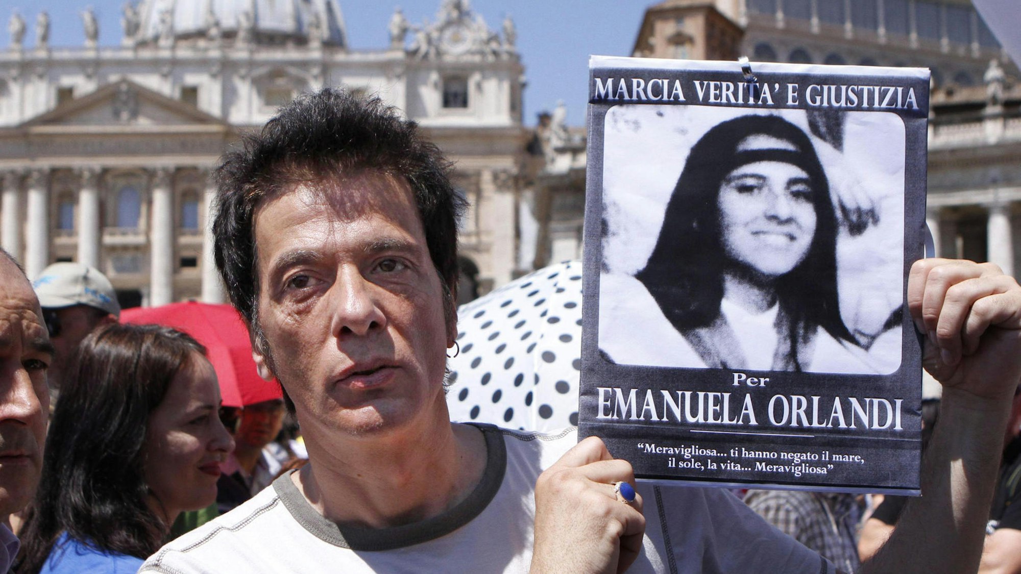 Kampf um die Wahrheit: Emanuelas Bruder Pietro Orlandi 2012 in Rom. Orlandi hält ein Suchplakat mit dem Bild seiner verschwundenen Schwester hoch.