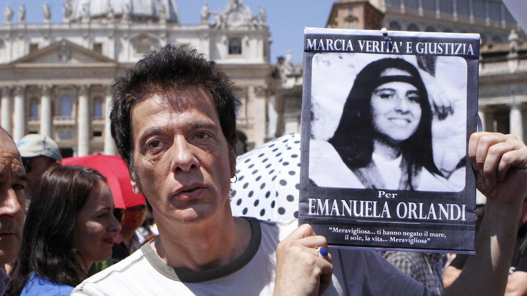 Pietro Orlandi, der Bruder der vermissten Emanuela Orlandi, hält auf dem Petersplatz in Vatikanstadt ein Foto seiner auf mysteriöse Weise verschwundenen Schwester in den Händen.