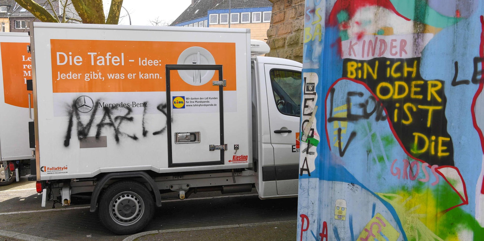Tafel Essen Auto beschmiert