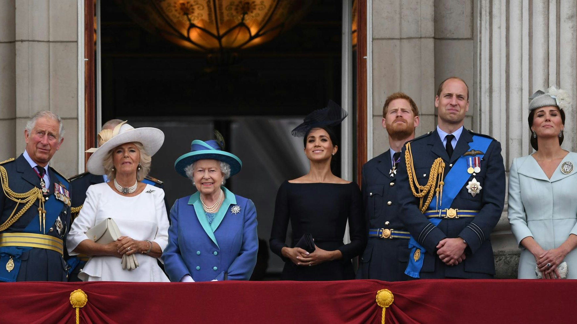 Der damalige Prinz Charles, Herzogin Camilla, Königin Elizabeth II., Herzogin Meghan, Prinz Harry, Prinz William und Herzogin Kate stehen auf dem Balkon des Buckingham-Palasts.