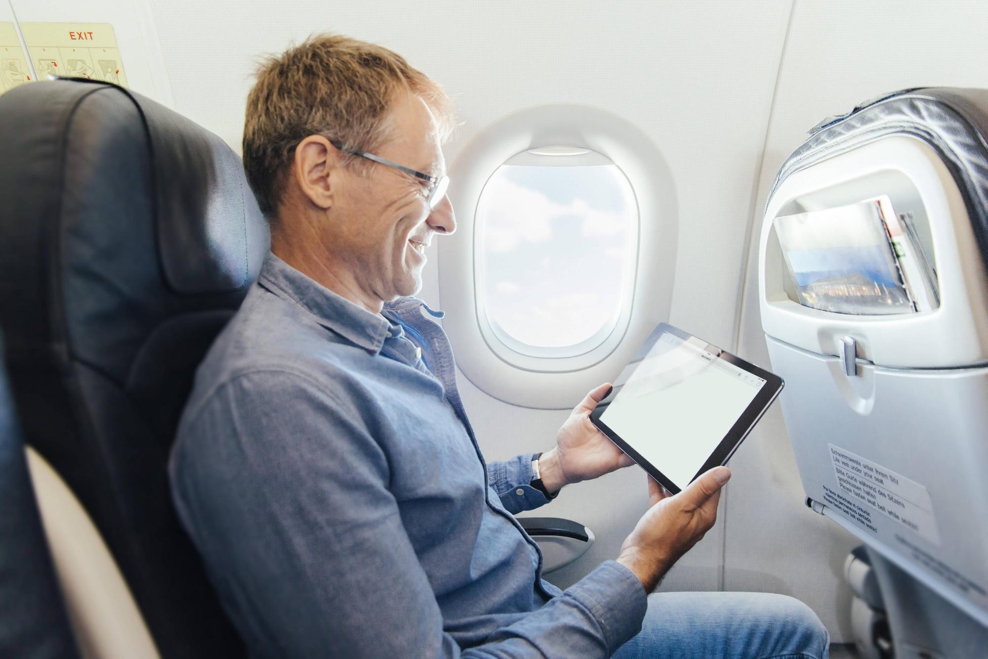 passagier_flugzeug_tablet_imago