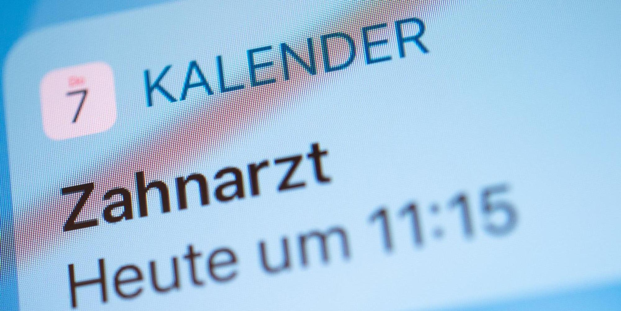 Patient wird im Kalender an Zahnarzttermin erinnert