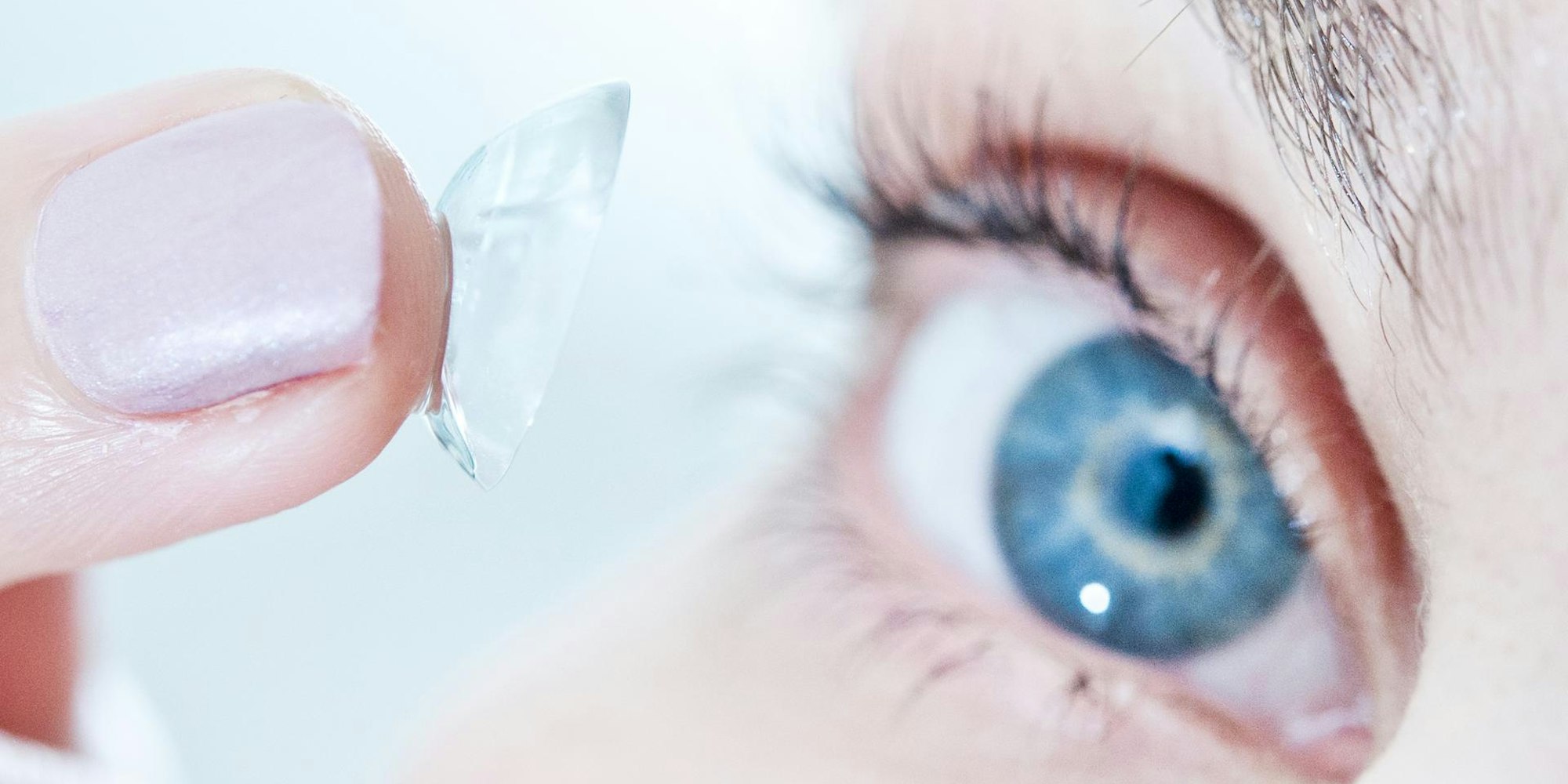 Frau_traegt_Kontaktlinsen