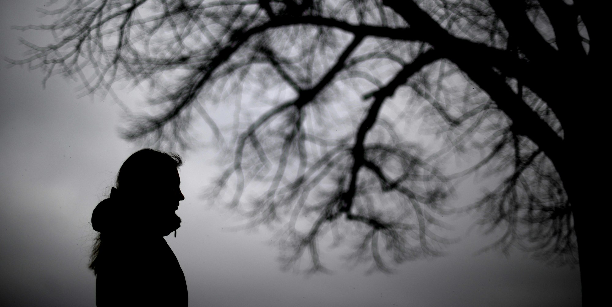 Psychische_Erkrankung__Mensch_Bäume_dunkel