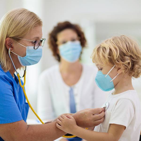 Kind mit Maske wird untersucht Getty Images