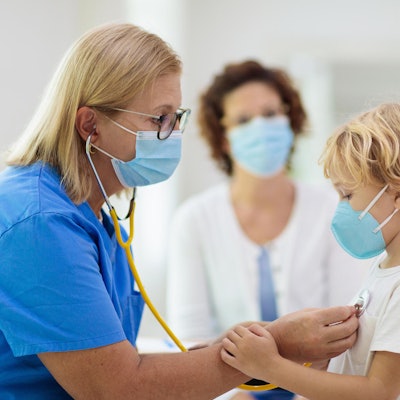 Kind mit Maske wird untersucht Getty Images