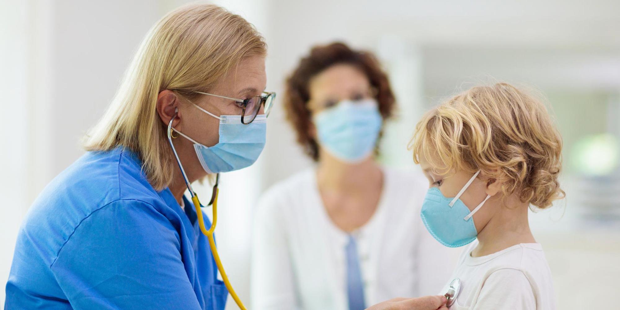 Kind mit Maske wird untersucht Getty Images