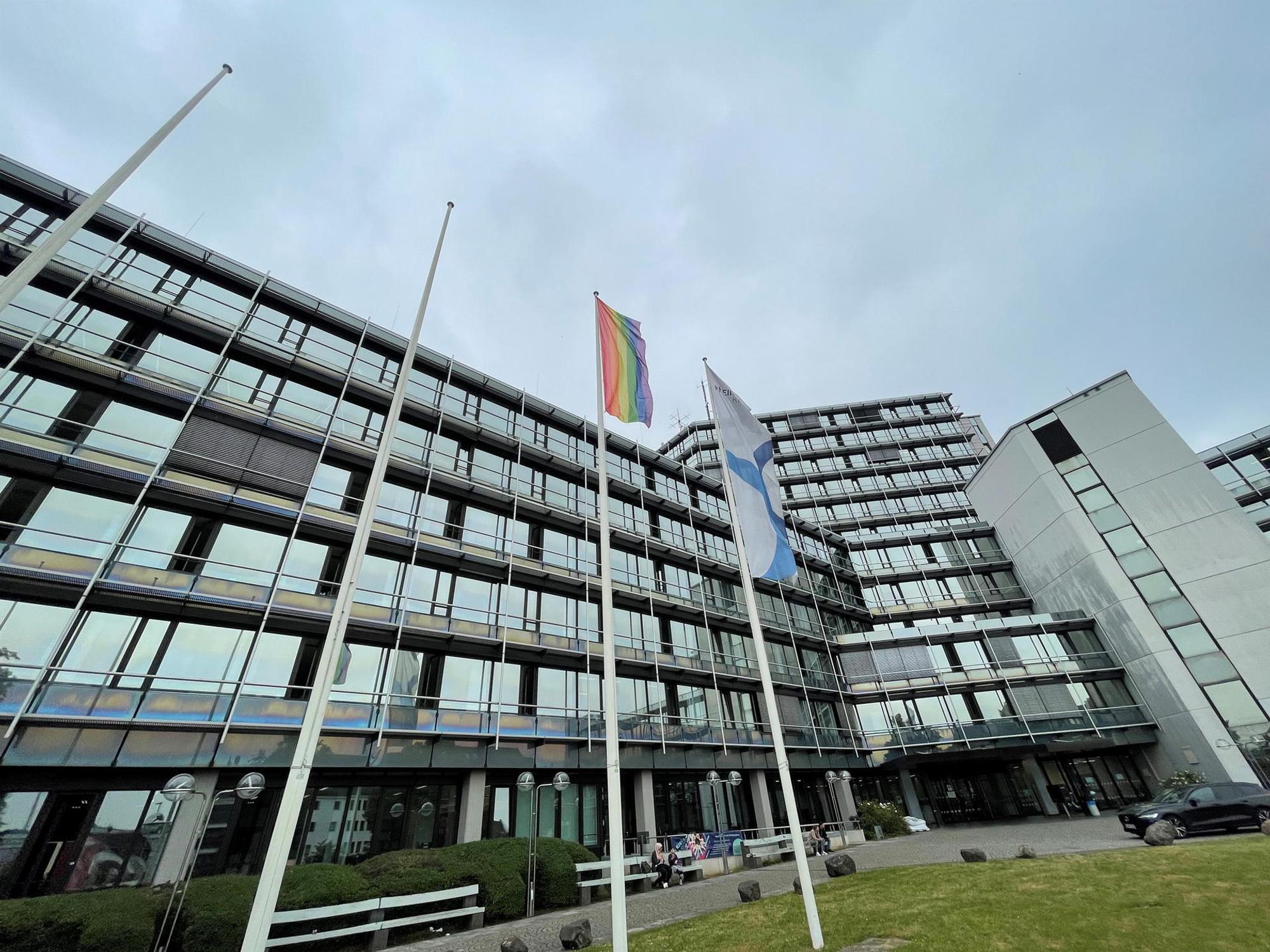 Regenbogenfahne vor dem Kreishaus 1