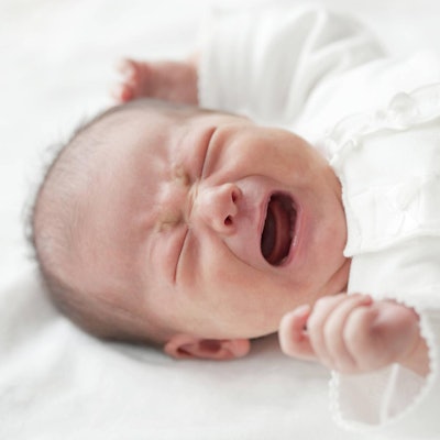 Neugeborenes Baby schreit imago